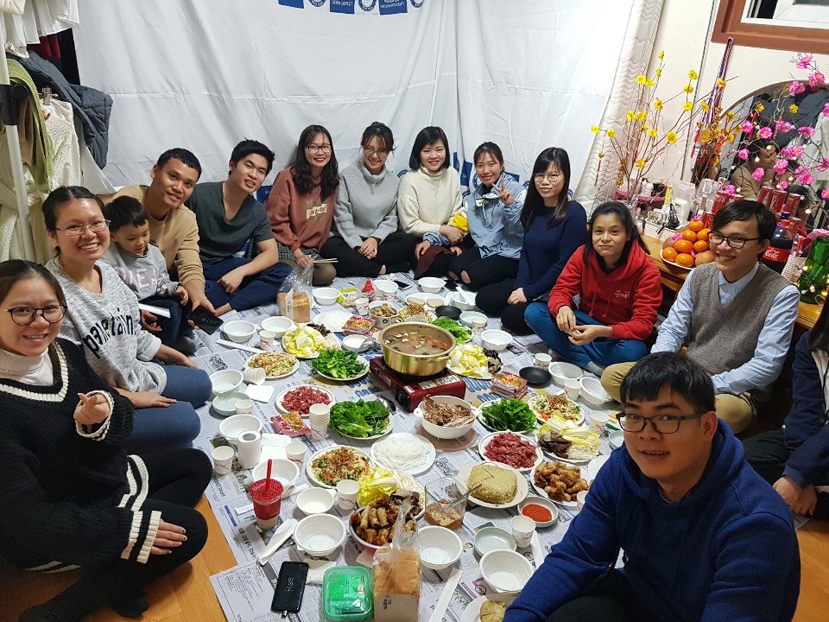 du hoc sinh don tet anh 3