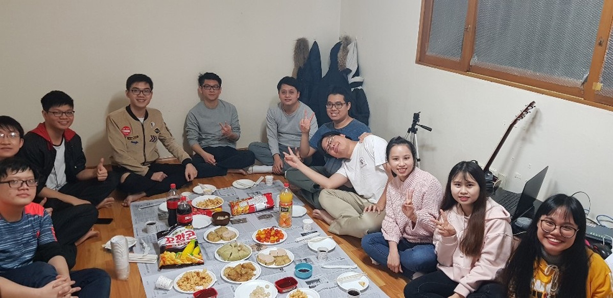 du hoc sinh don tet anh 6