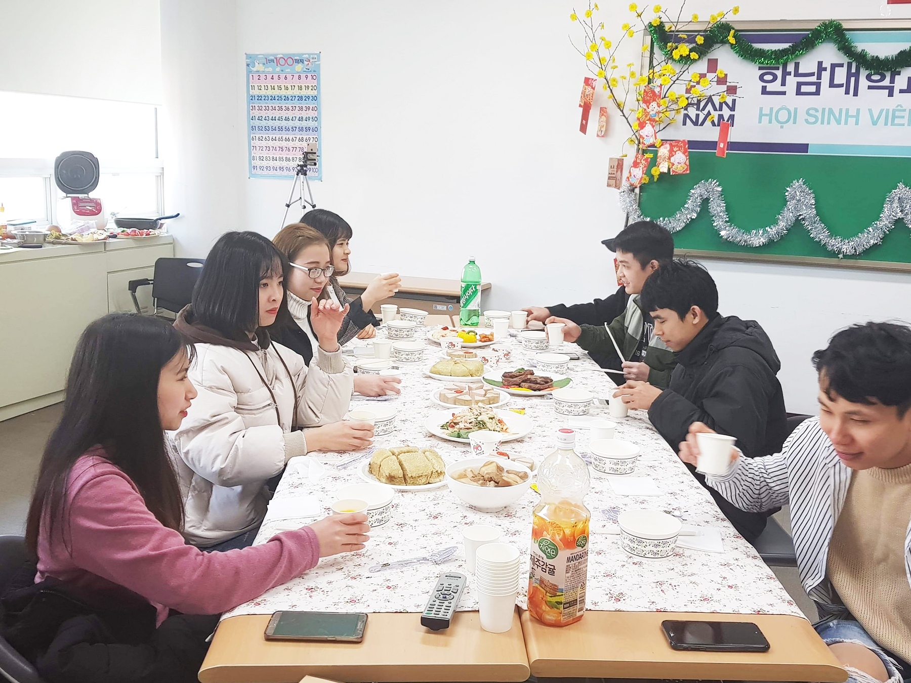 du hoc sinh don tet anh 6