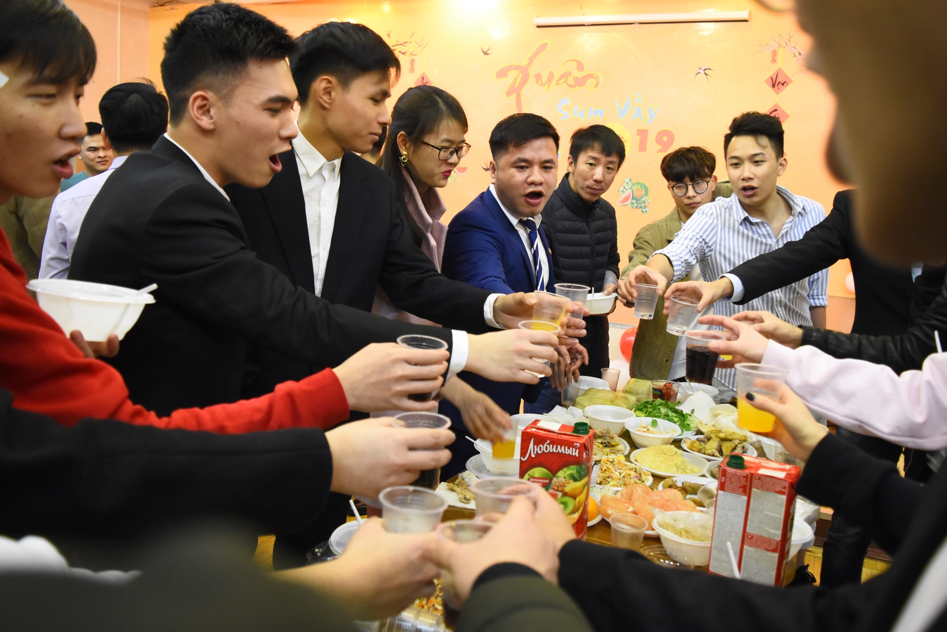 du hoc sinh don Tet anh 7