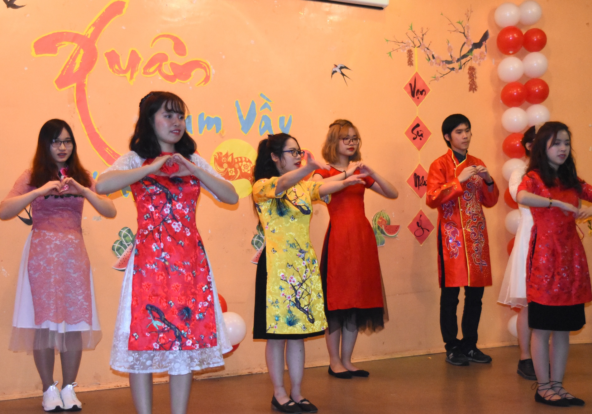 du hoc sinh don Tet anh 8