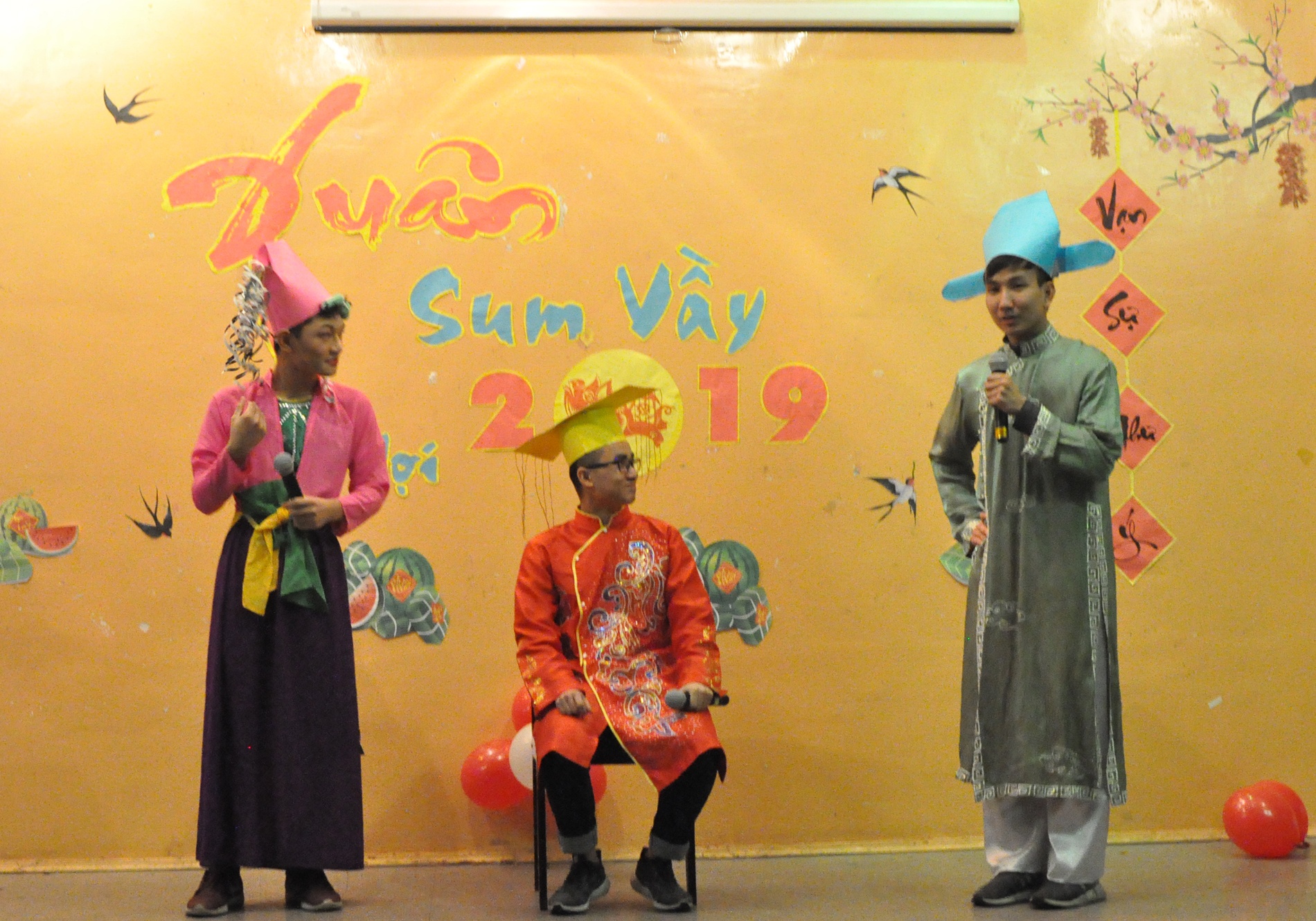 du hoc sinh don Tet anh 9