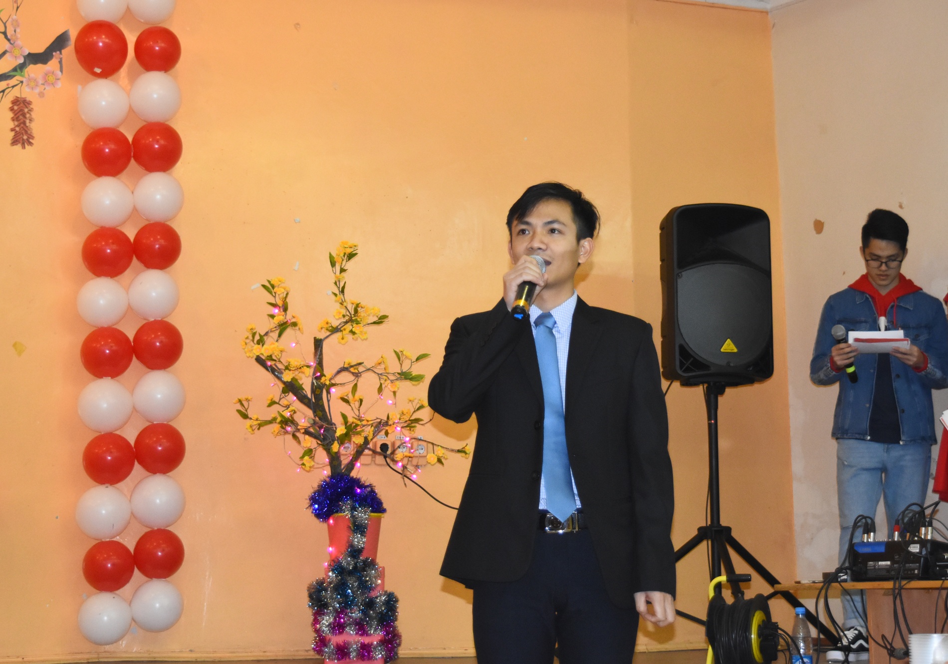 du hoc sinh don Tet anh 6