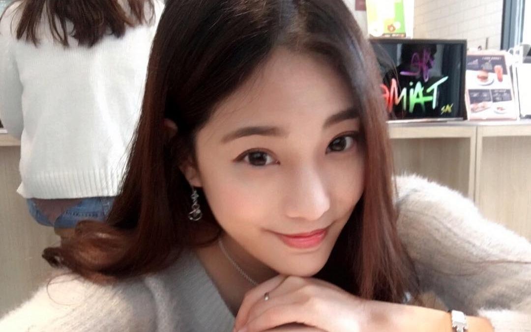 Giang vien xinh dep tro tai choi dan piano hinh anh