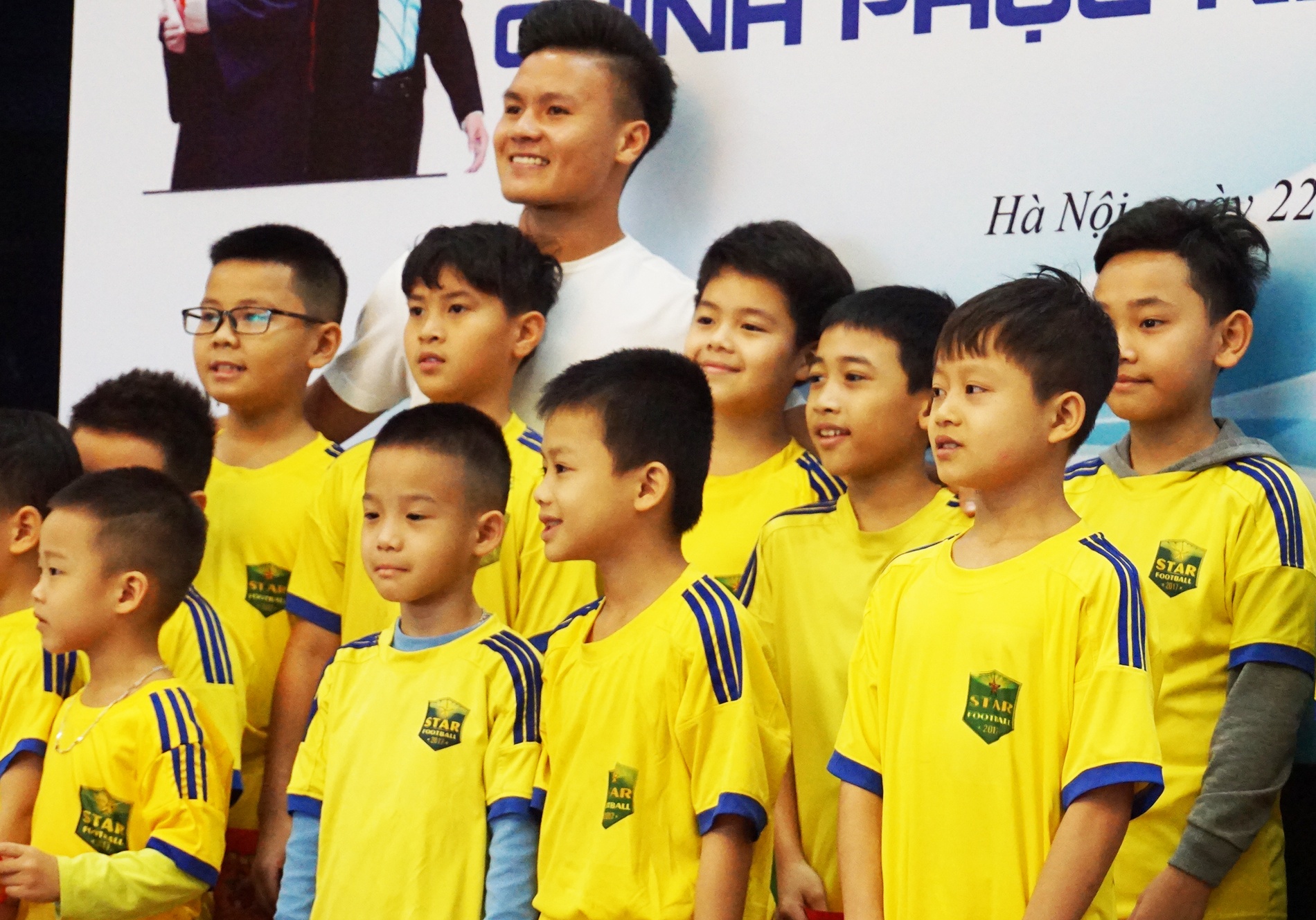 Quang Hai giao luu voi cac cau thu nhi hinh anh