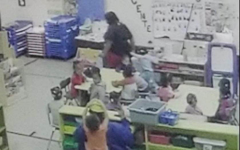 Giao vien loi tay hoc sinh roi quang manh hinh anh