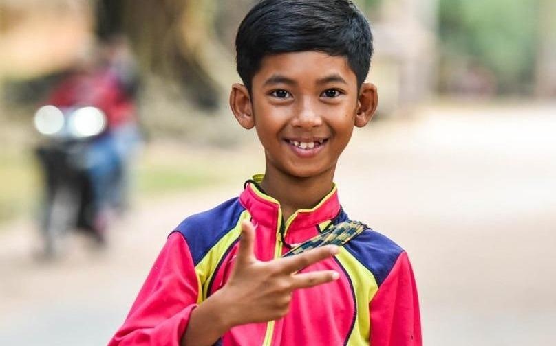 Cau be Campuchia moi khach mua do bang tieng Anh va 'Shape of You' hinh anh
