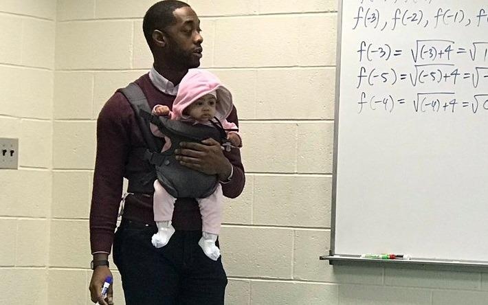 Giao su dai hoc My vua be con ho sinh vien vua giang bai hinh anh