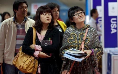 Duong day gian lan thi thuc cho 40 sinh vien Trung Quoc vao dai hoc My hinh anh