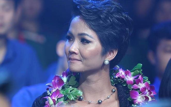 H'hen Nie khoc khi nghe thay giao quan ham xanh ke hanh trinh day chu hinh anh