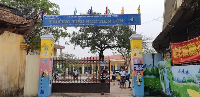 Thầy giáo vỗ mông sờ đùi học sinh ảnh 1 Thay giao vo mong so dui hoc sinh anh 1
