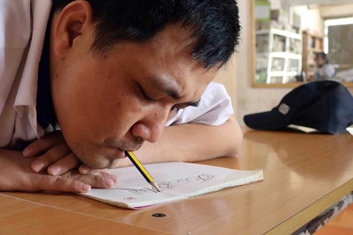 Chang trai viet chu bang mieng hinh anh