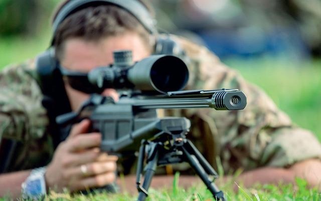 Lam the nao de thoat khoi nong sung cua linh gac toa thanh? hinh anh