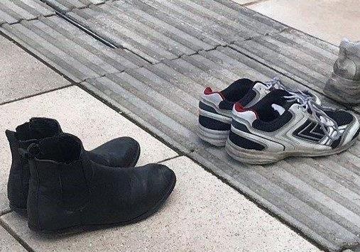 Gan 100 doi giay dat trong truong tuong niem sinh vien tu tu hinh anh