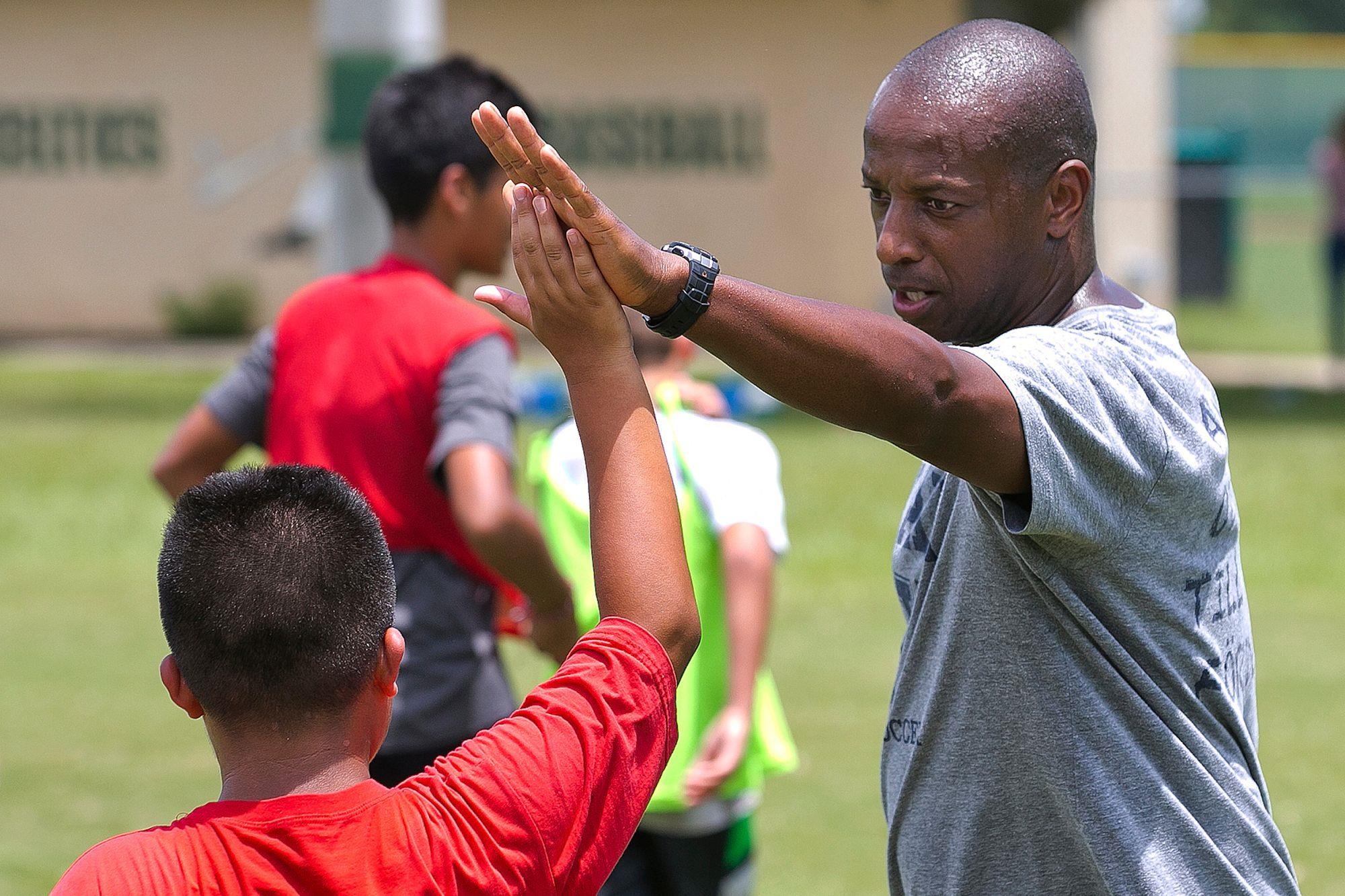 nha giau mua suat cho con anh 1