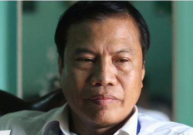 Hieu truong noi gi ve vu nu sinh bi 5 ban lot quan ao, danh hoi dong? hinh anh