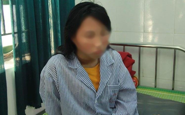 Nu sinh Hung Yen bi danh hoi dong: 'Em so quay lai hoc voi cac ban' hinh anh