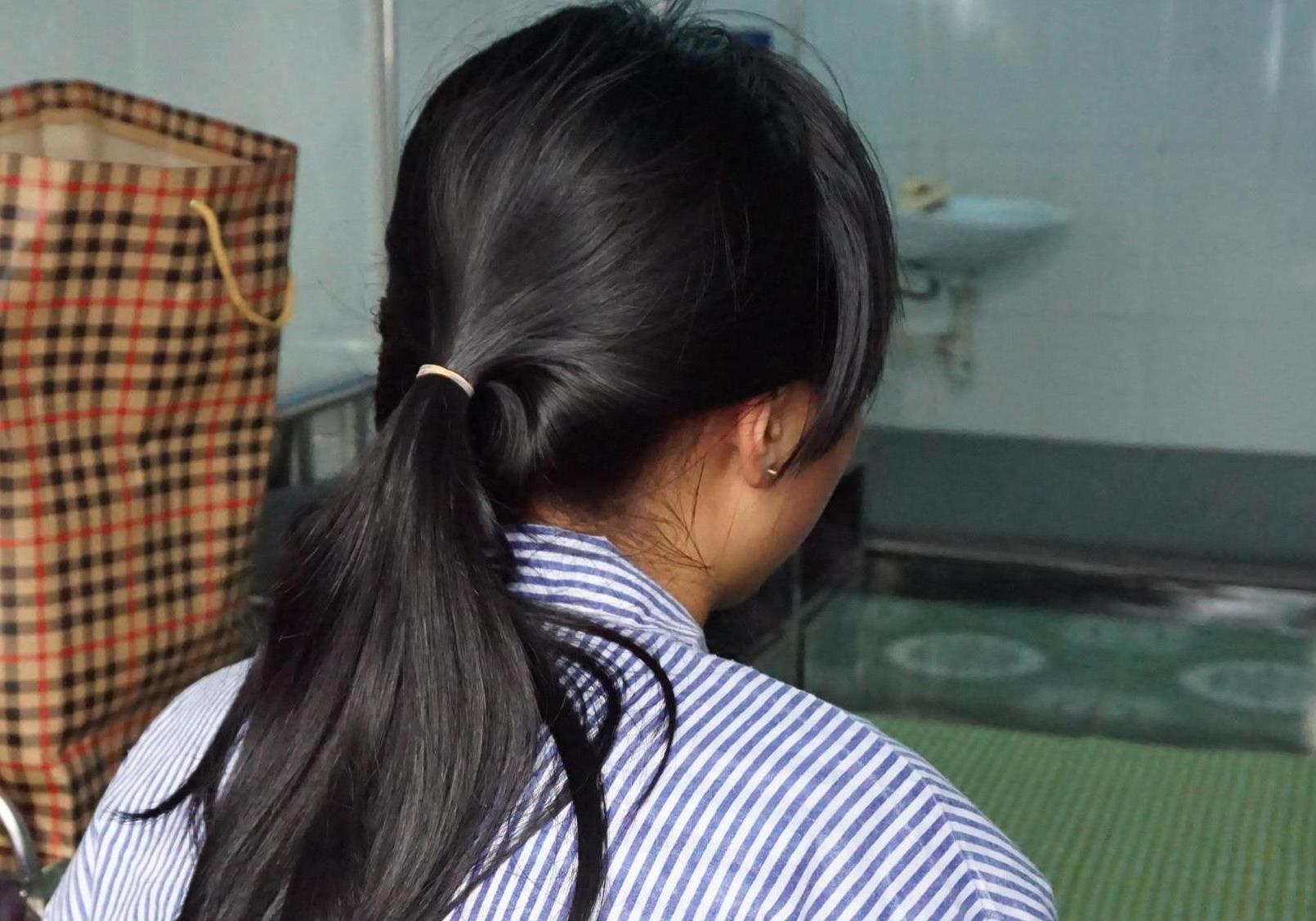 Nu sinh Hung Yen bi danh hoi dong da xuat vien hinh anh