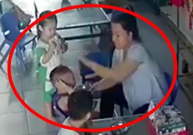 Tre an khong kip nuot, bi co giao mam non danh lien tiep vao dau, mat hinh anh