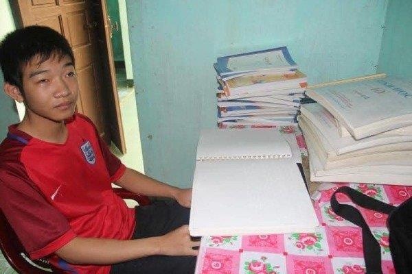 Cậu học trò mù Hà Tĩnh giành học bổng ảnh 2 Cau hoc tro mu Ha Tinh gianh hoc bong anh 2