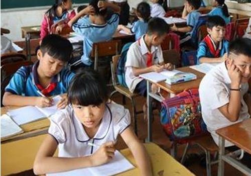 Mot giao vien day ghep chung hai lop, phu huynh lo ngai chat luong hinh anh