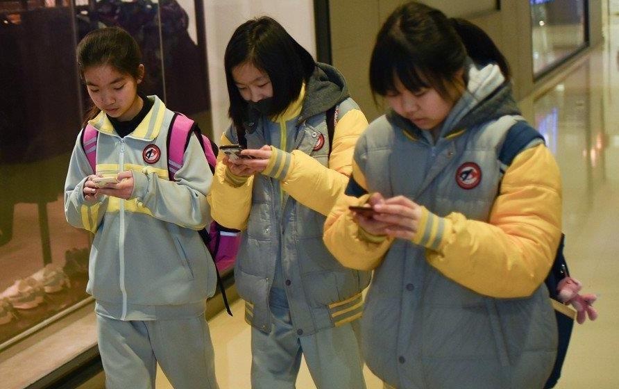 Truong bi dieu tra vi hieu pho rao ban dien thoai Huawei cho hoc sinh hinh anh