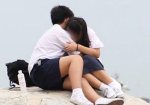 Nu sinh lop 7 om ap ban trai truoc mat co giao, hoc gioi de lam gi? hinh anh