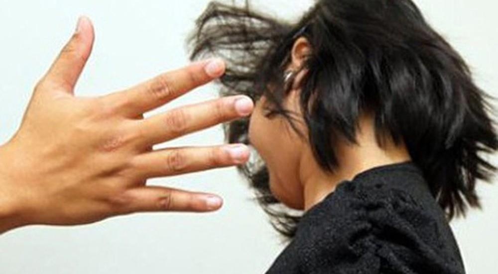 Clip co giao Hai Phong tat lien tiep nhieu hoc sinh lop 2 gay buc xuc hinh anh