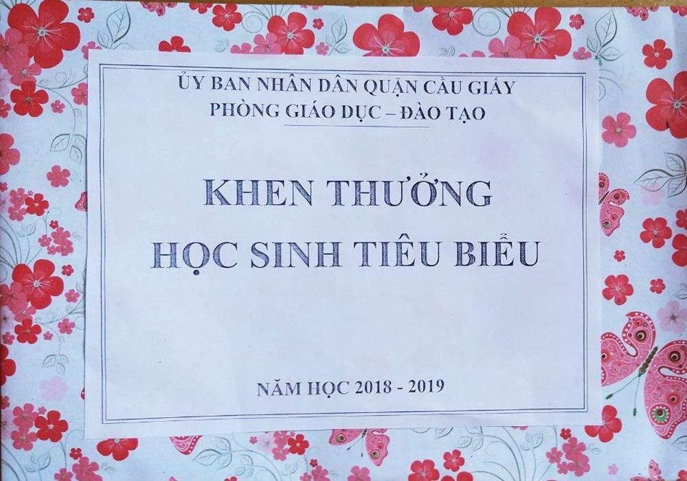 học sinh nhận hộp quà rỗng ảnh 2 hoc sinh nhan hop qua rong anh 2