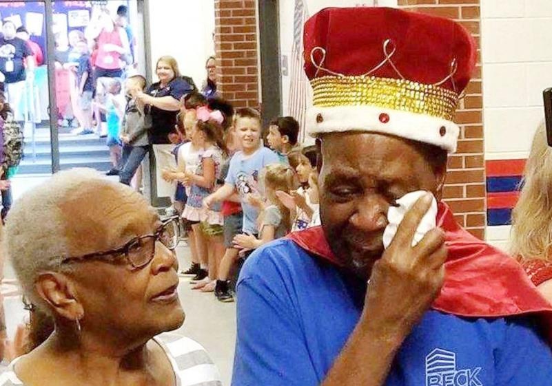 Bac lao cong bat khoc vi duoc hoc sinh ton vinh trong ngay nghi huu hinh anh