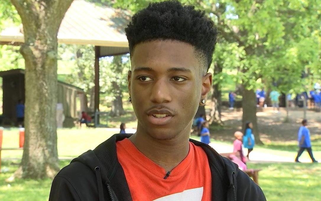 Nam sinh vo gia cu nhan 50 hoc bong tri gia 3 trieu USD hinh anh