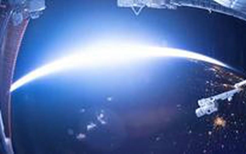 Khoanh khac hiem hoi Trai Dat chuyen tu ngay sang dem hinh anh