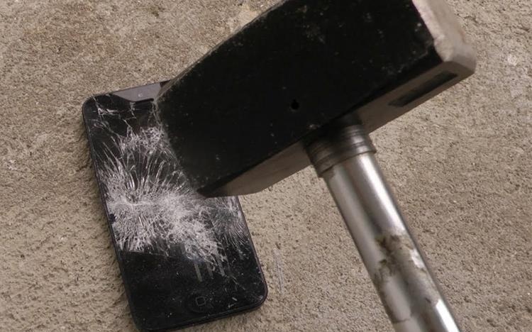 Nam sinh bi ban hoc ep dap nat dien thoai hinh anh