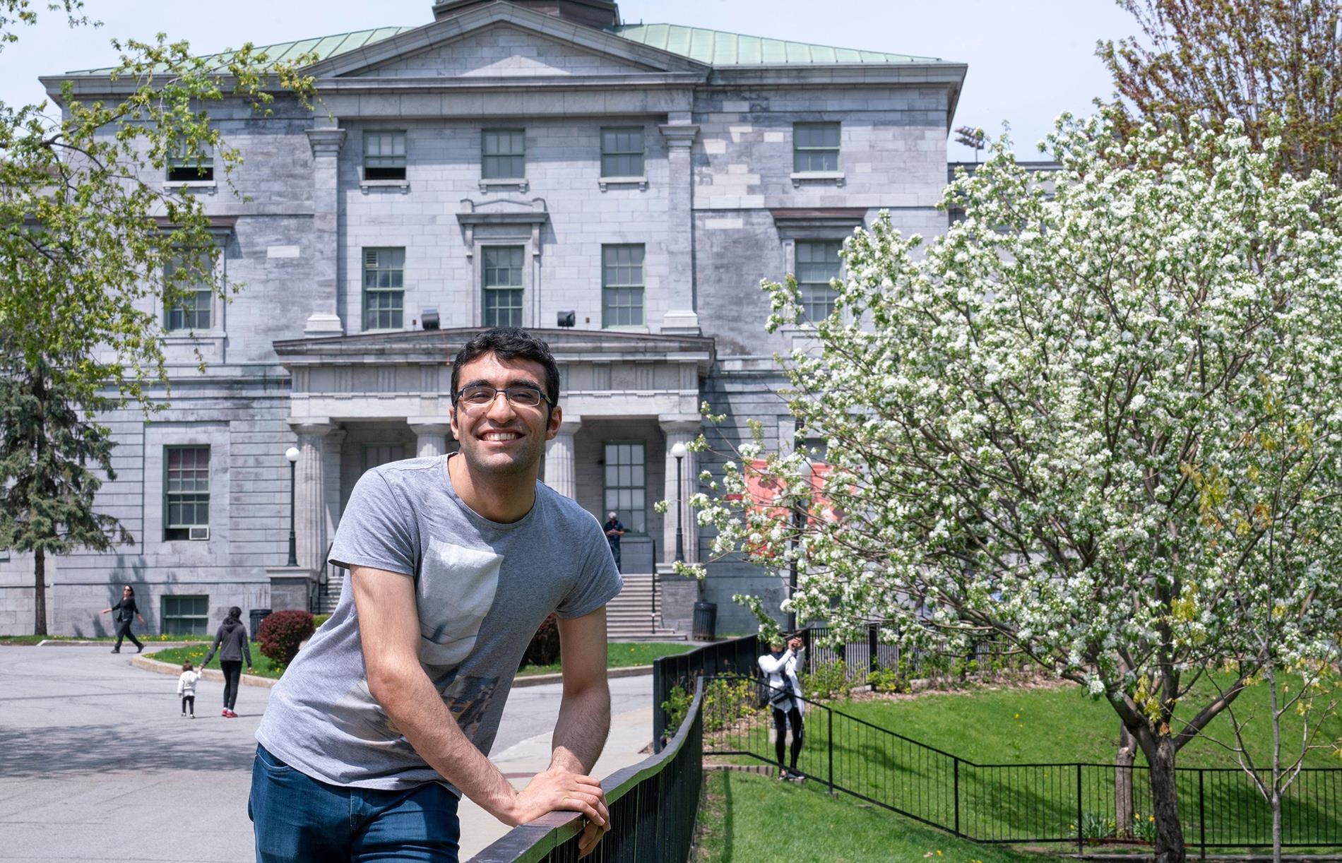 chàng trai nói 19 thứ tiếng ảnh 1 chang trai noi 19 thu tieng anh 1