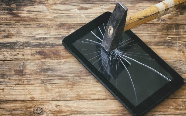 Hoc sinh bi ep dap nat dien thoai khi mang den truong hinh anh