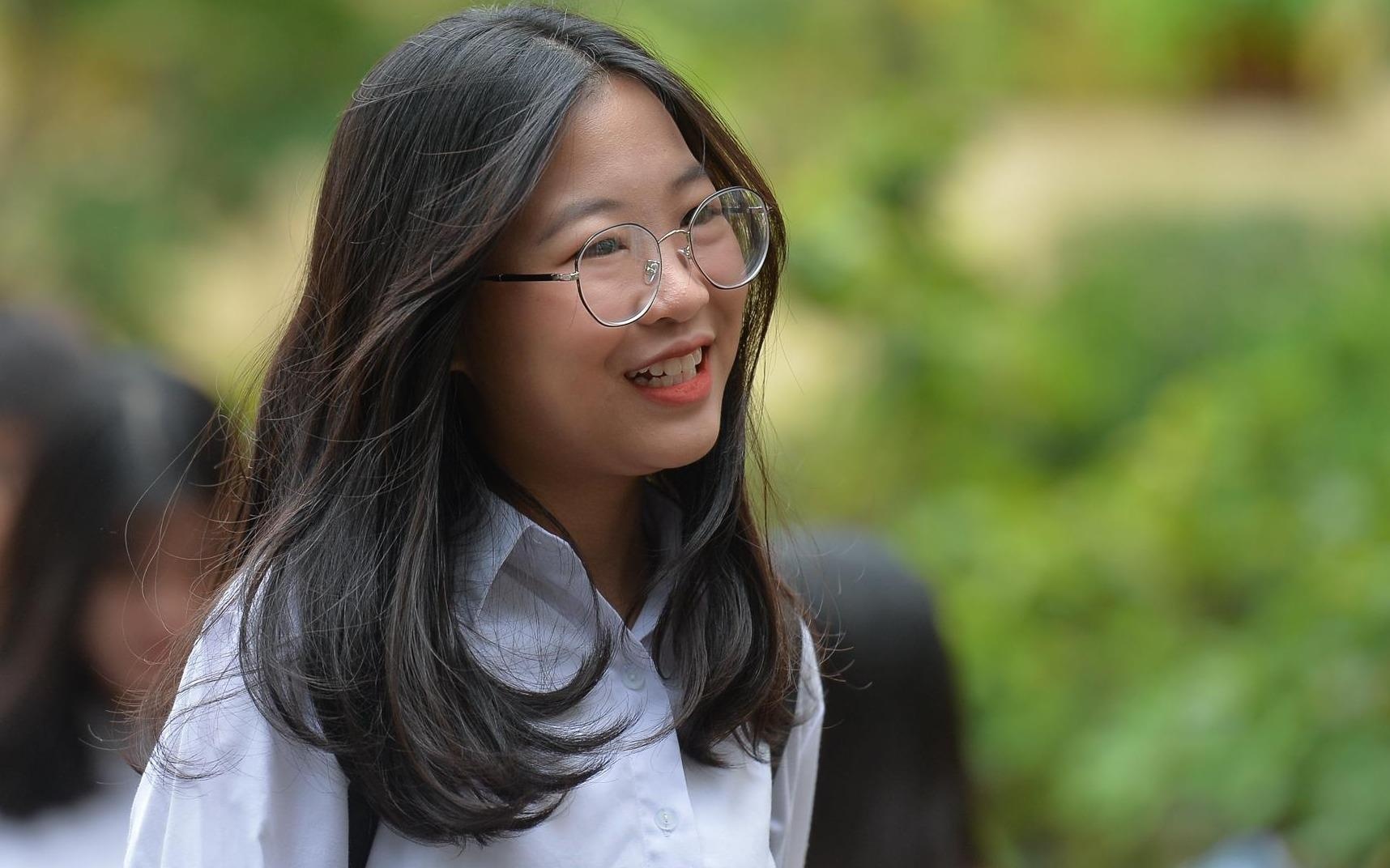 Sang nay hoc sinh Ha Noi va TP.HCM thi mon Ngu van vao lop 10 hinh anh