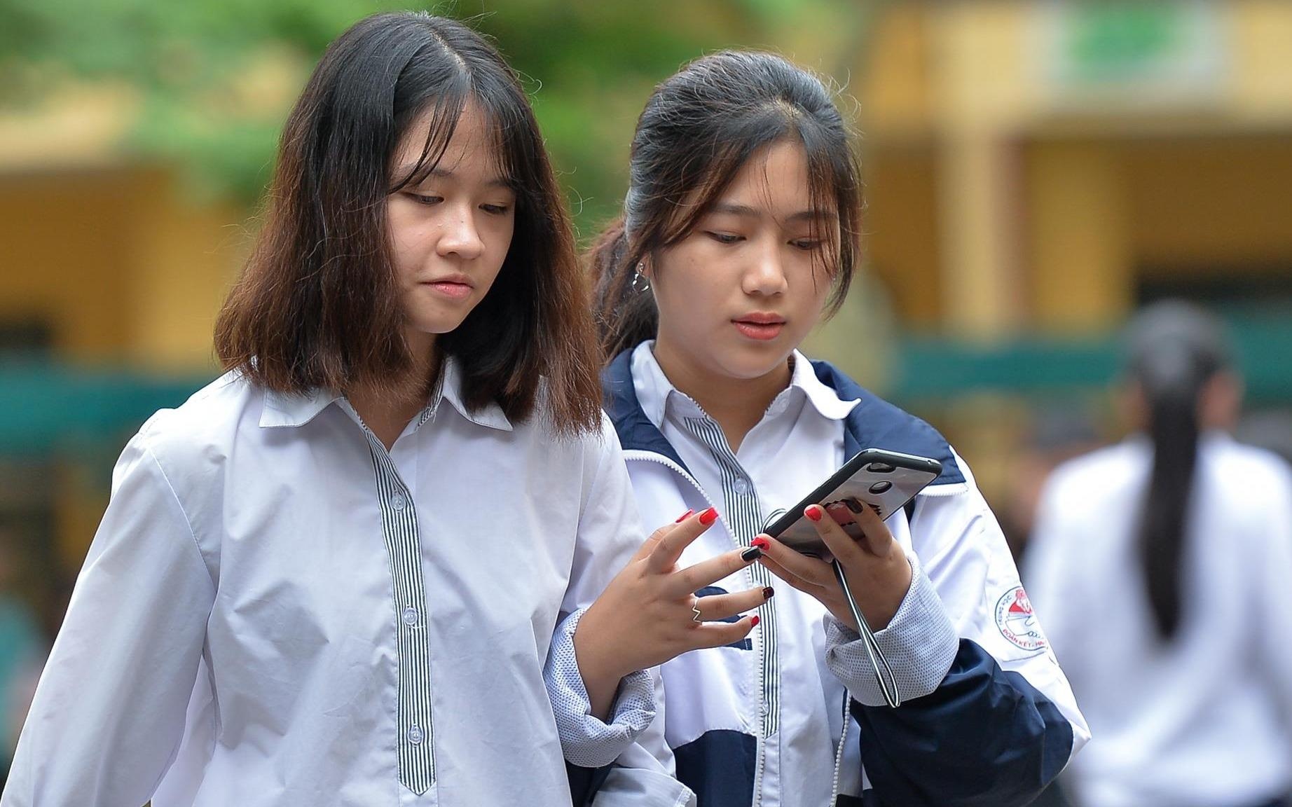 85.000 thi sinh lam thu tuc thi vao lop 10 o Ha Noi hinh anh