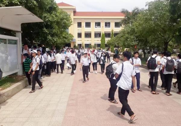 Học sinh Quảng Bình thi lại lớp 10 ảnh 2 Hoc sinh Quang Binh thi lai lop 10 anh 2