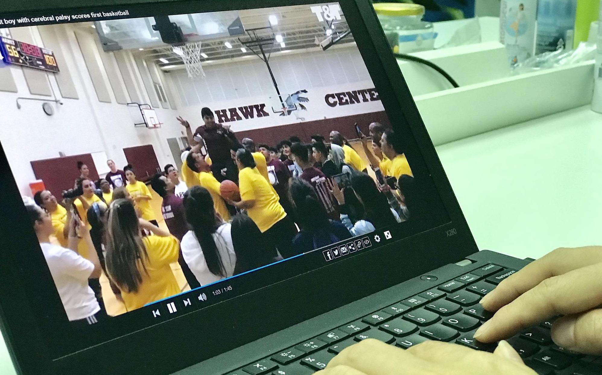 Khoanh khac xuc dong khi ban hoc nang nam sinh bai nao nem bong vao ro hinh anh