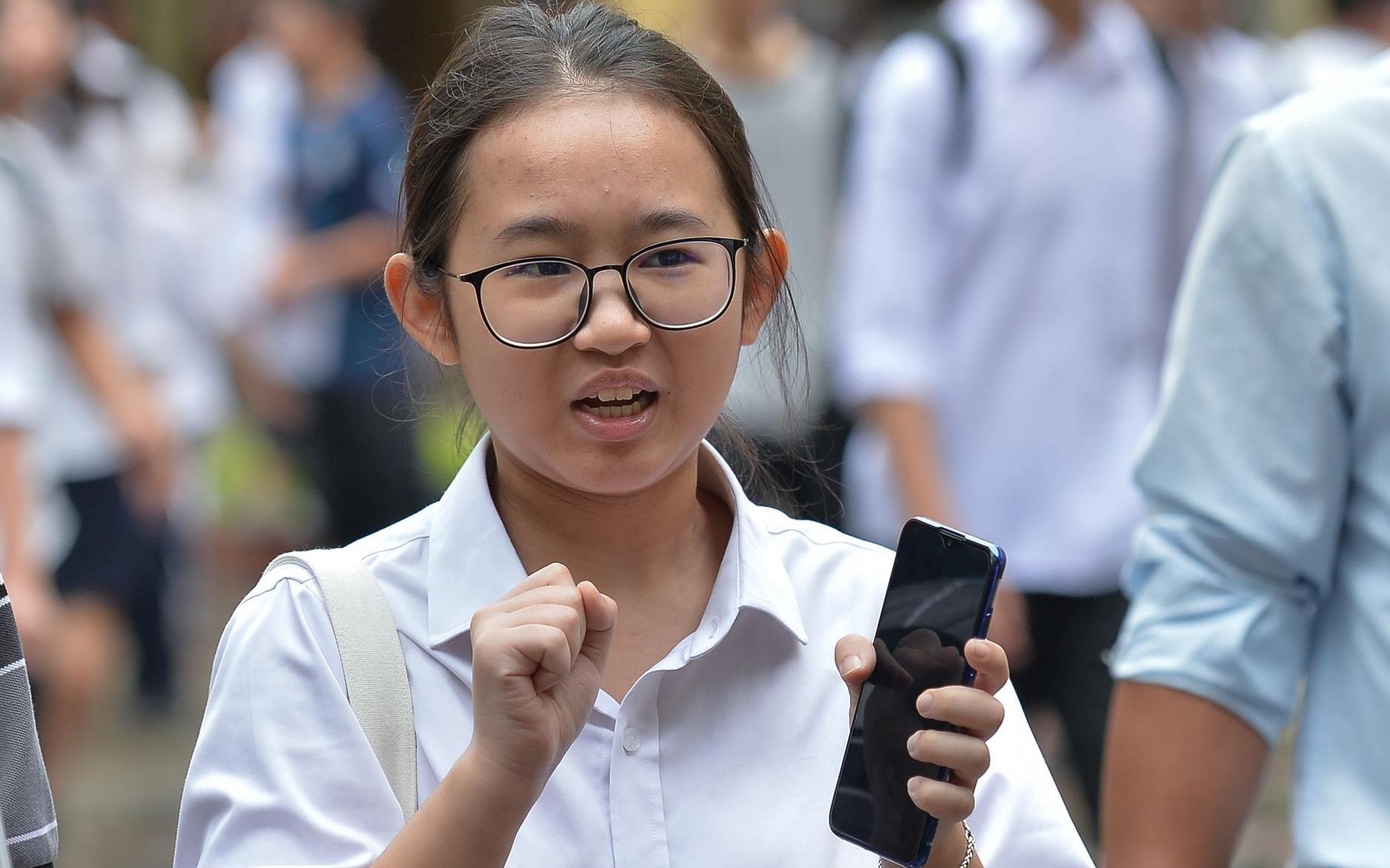 Ket qua thi lop 10 o Ha Noi: Lich su gay bat ngo hinh anh