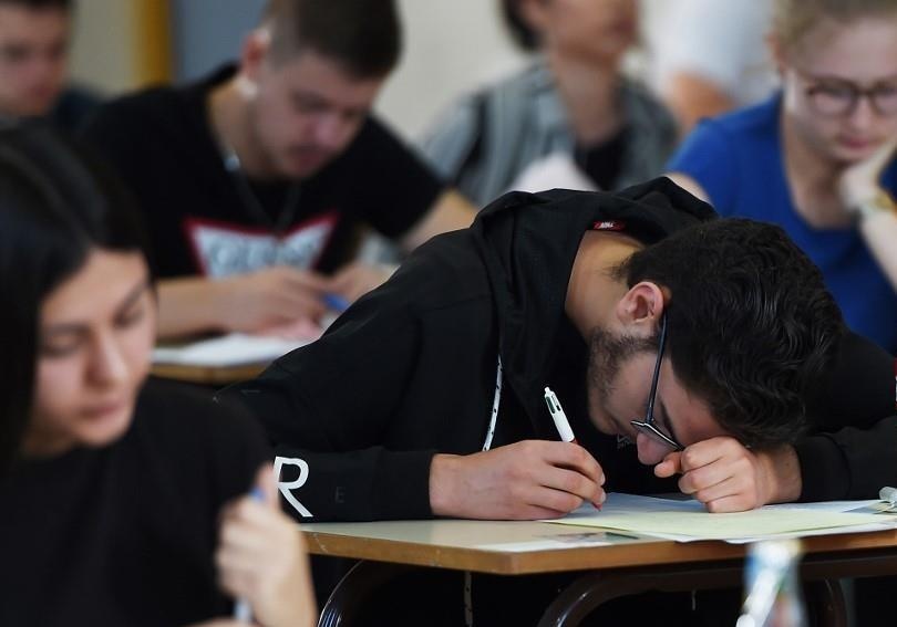 Canh sat Phap bat 19 thi sinh lien quan vu lo de thi tot nghiep hinh anh