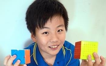 Cau be xoay rubik bang chan nhanh nhat chau A, chi mat 24,86 giay hinh anh