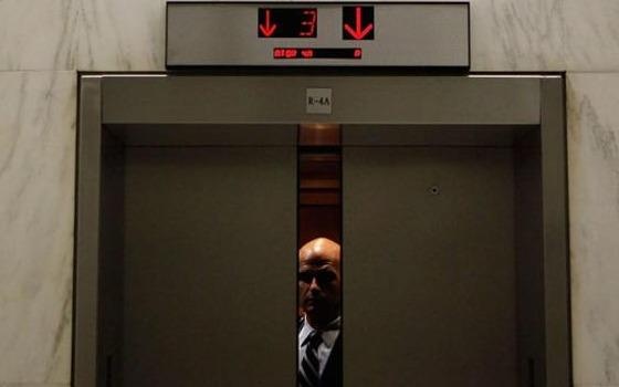 Giai ma bi an nguoi dan ong di thang may trong 5 giay hinh anh