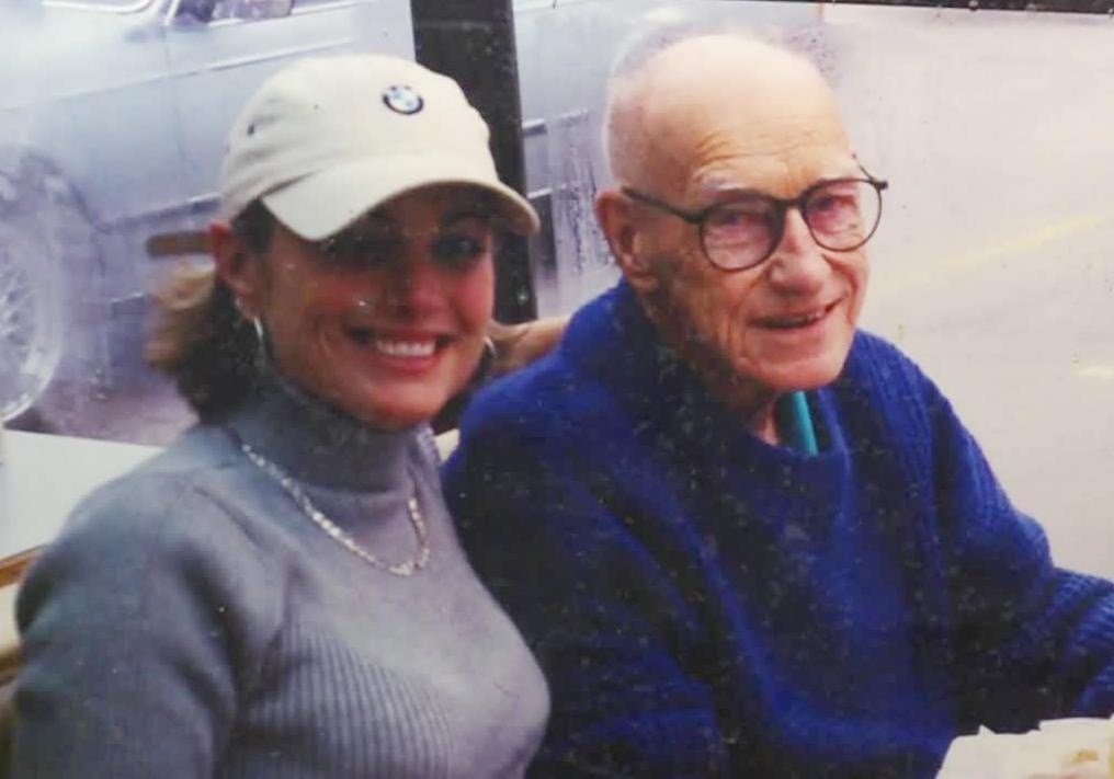 Tho moc tan tien suot doi duoc 3 trieu USD, giup 33 nguoi vao dai hoc hinh anh