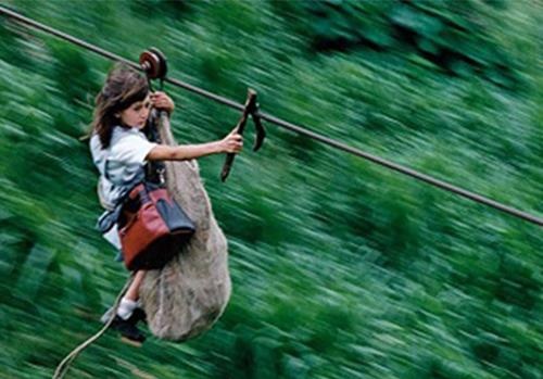 Tre du day cap voi toc do 90 km/h, vuot thung lung den truong hinh anh