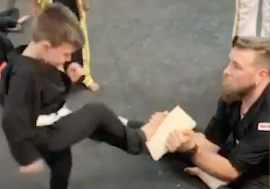 Khoanh khac xuc dong khi cau be dap vo bang go hinh anh