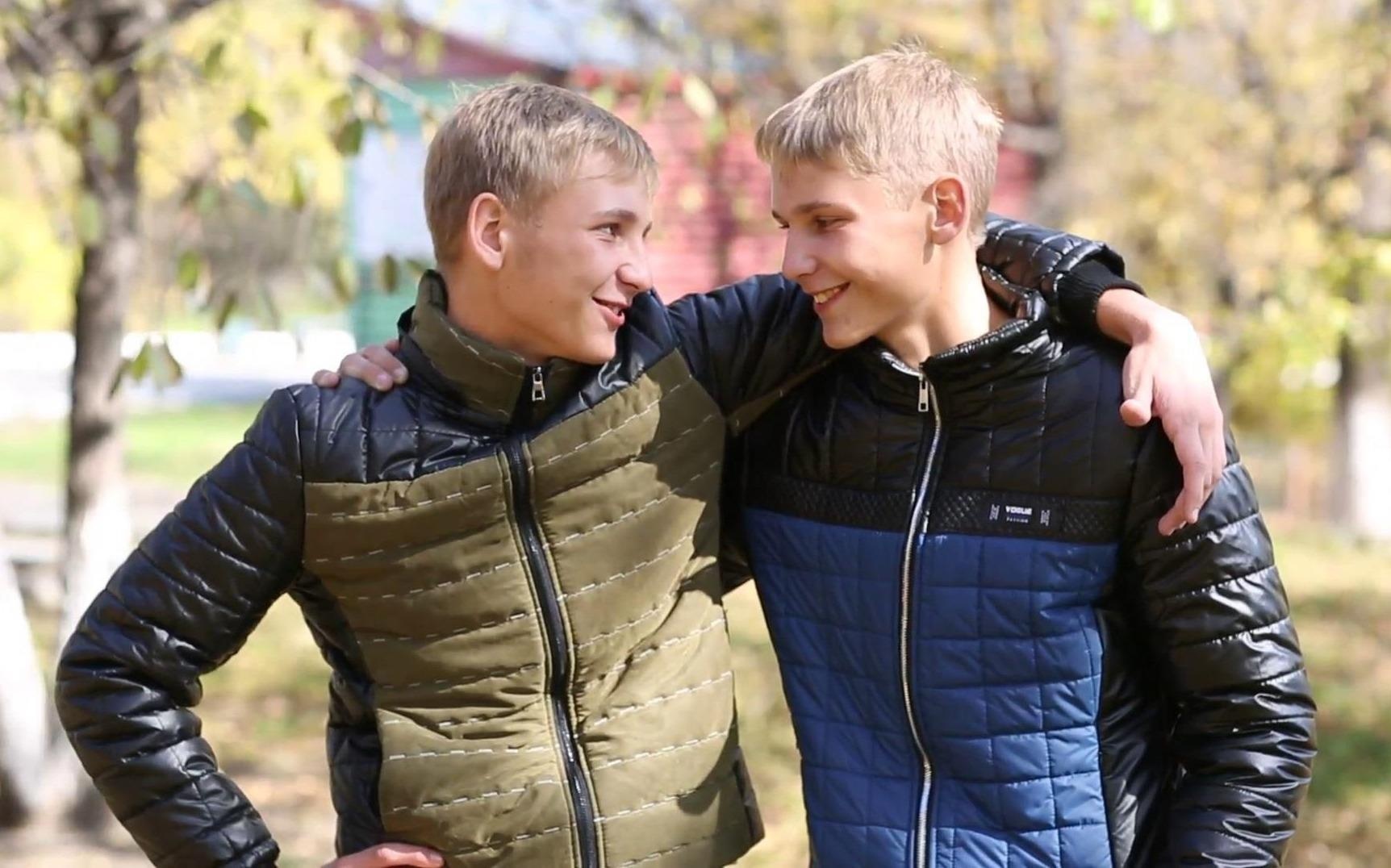 Tinh tuoi hai anh em trong 15 giay hinh anh