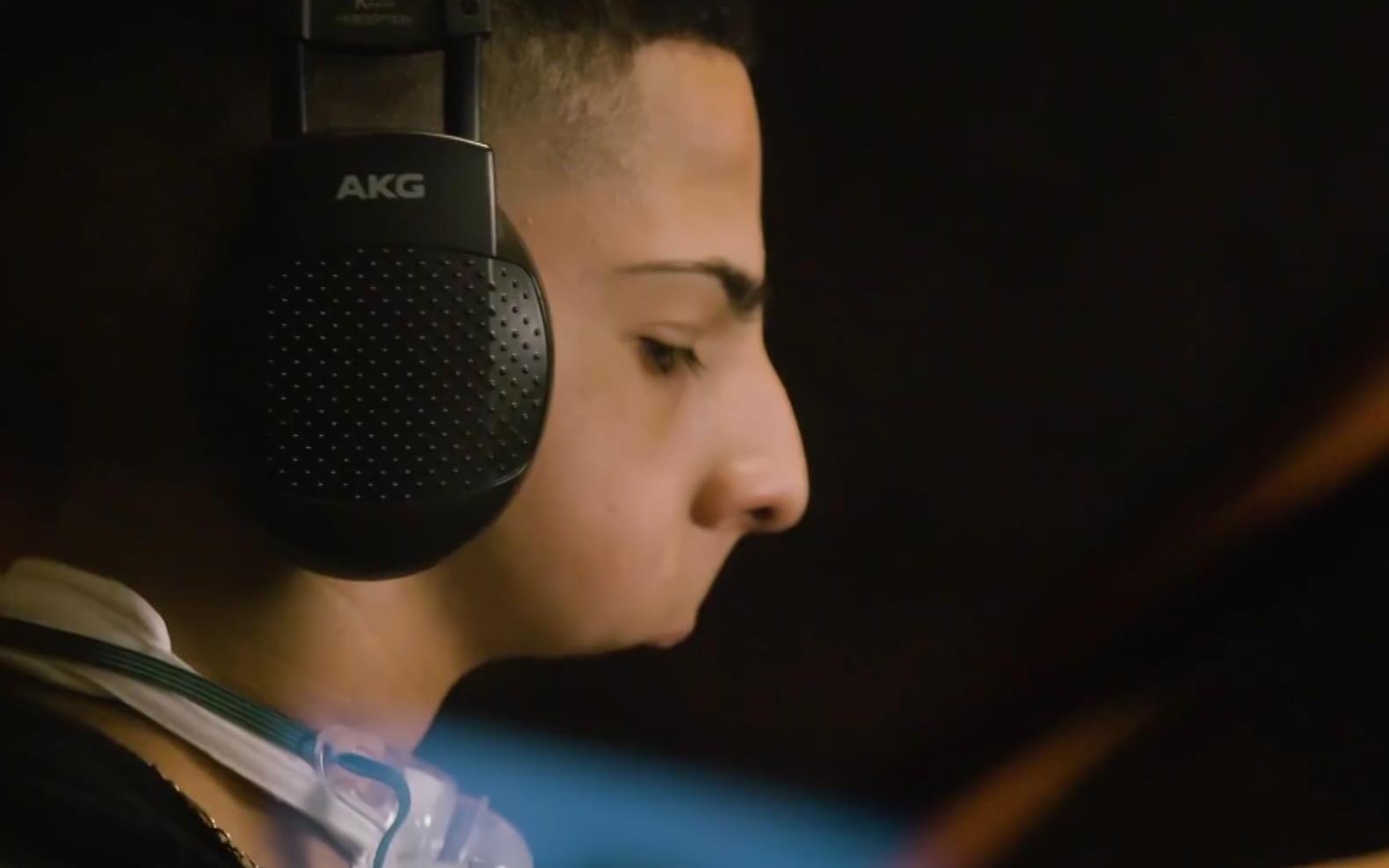 Tu cau be khong xuong ham den rapper truyen cam hung hinh anh