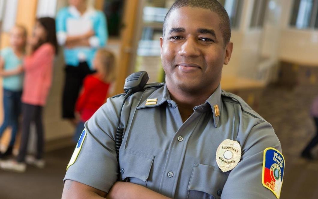 Ngoi truong voi cua chong dan va he thong phan cong ke dot nhap hinh anh