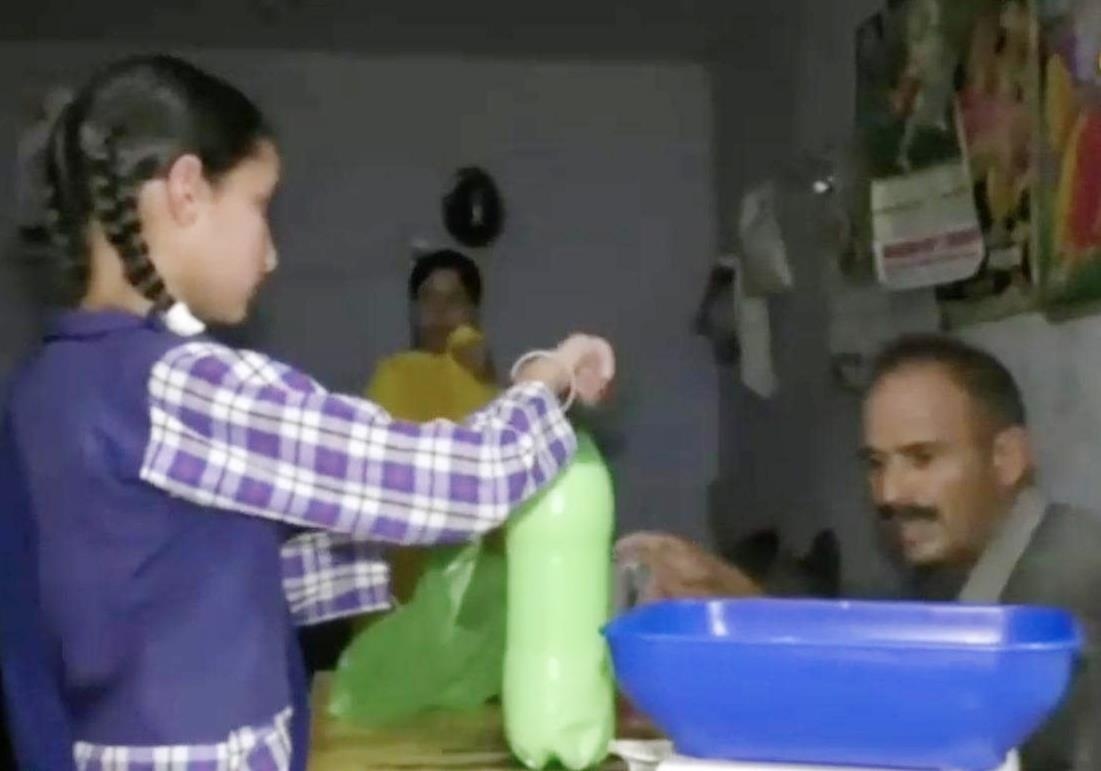 Nho hoc sinh mua sua, co giao bi dinh chi cong tac hinh anh